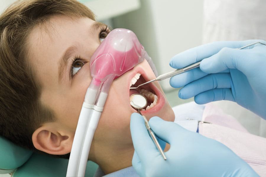 Bambino sottoposto a sedazione cosciente dal dentista ad Acqui Terme per un trattamento senza ansia